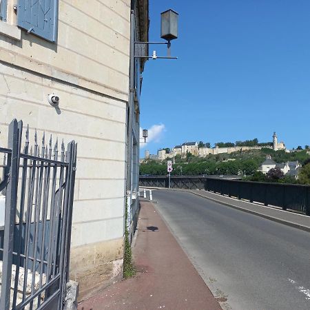 Agreable Maison De Ville Au Coeur De Шинон Экстерьер фото