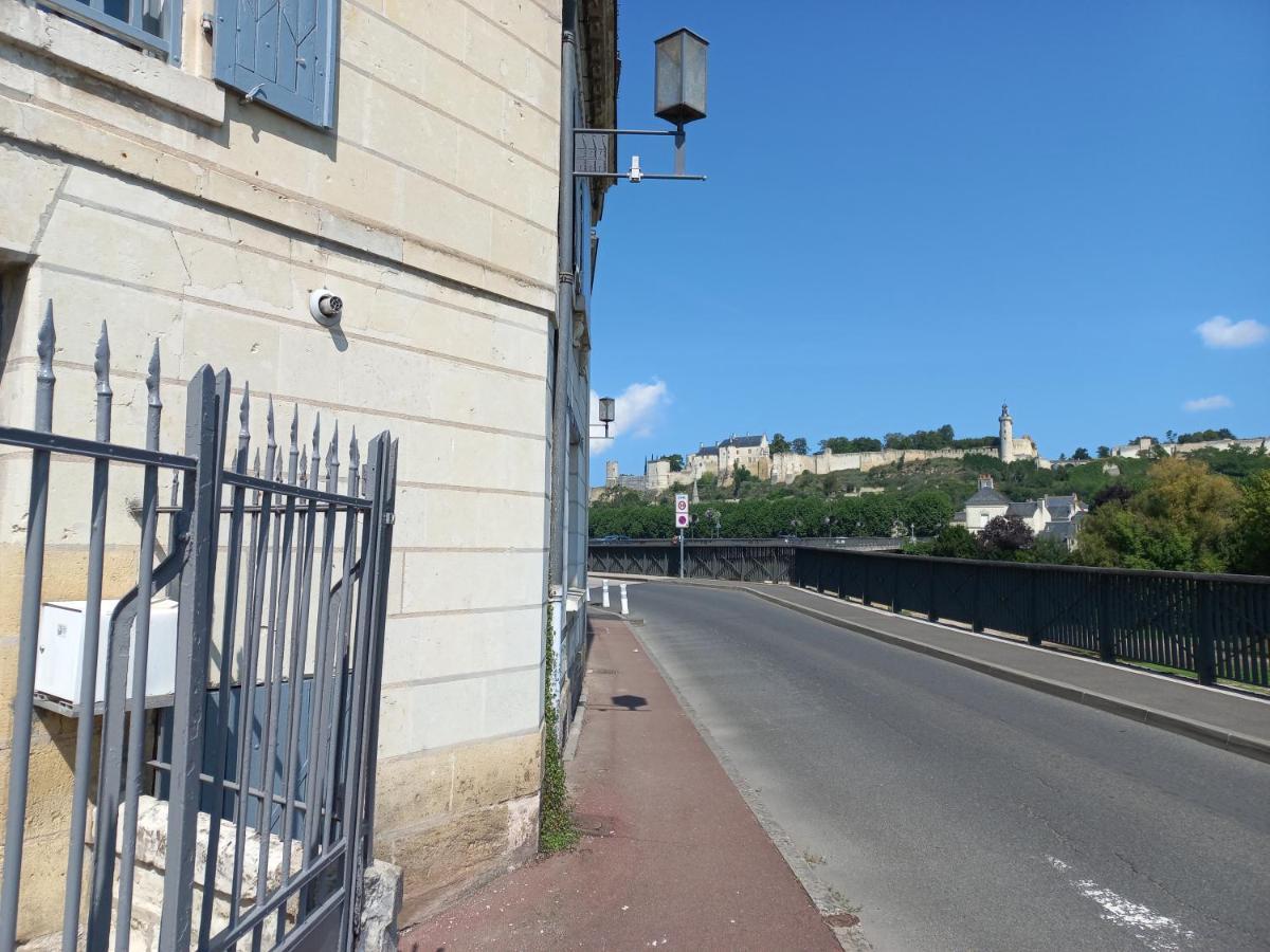 Agreable Maison De Ville Au Coeur De Шинон Экстерьер фото