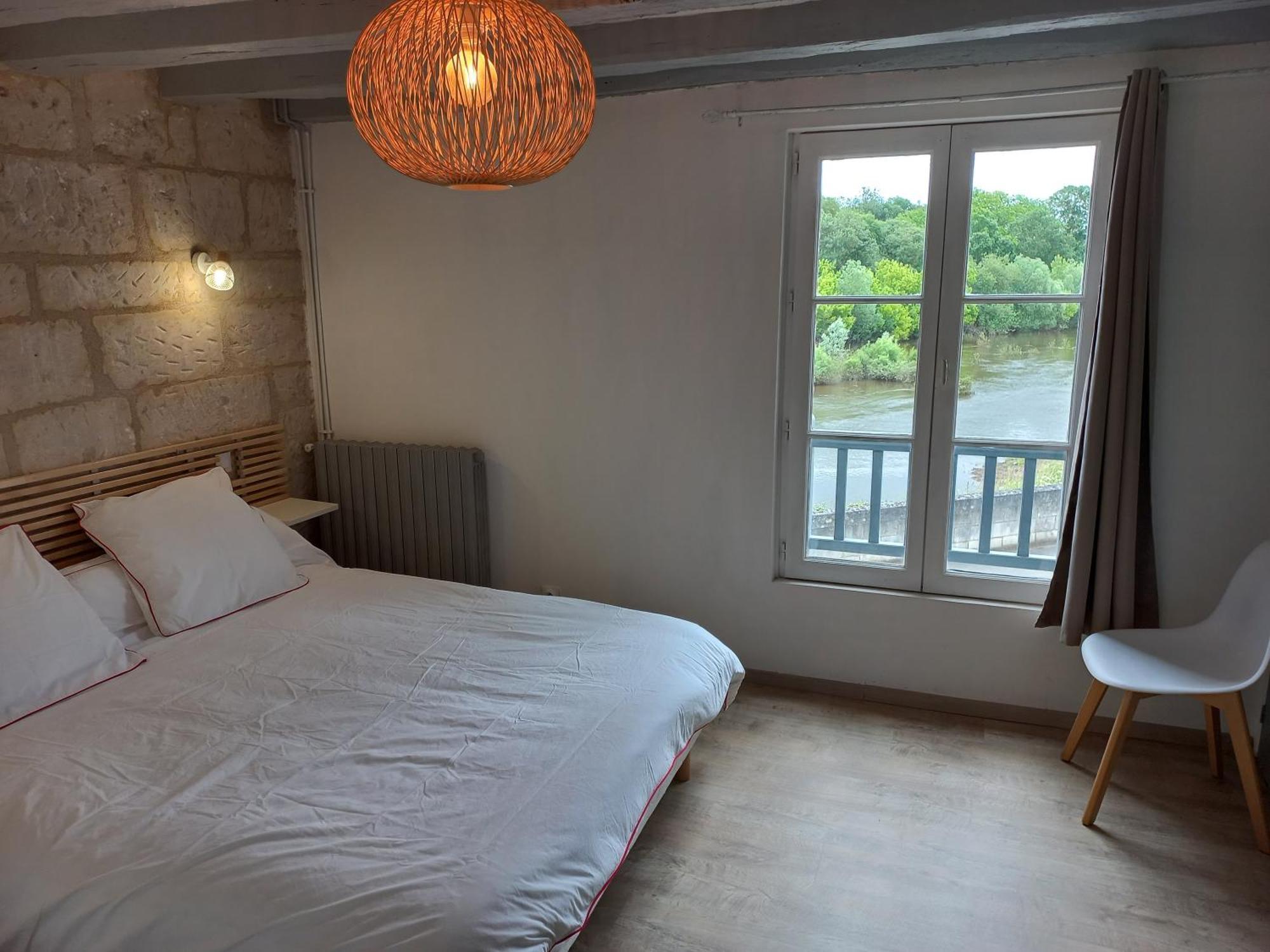 Agreable Maison De Ville Au Coeur De Шинон Экстерьер фото