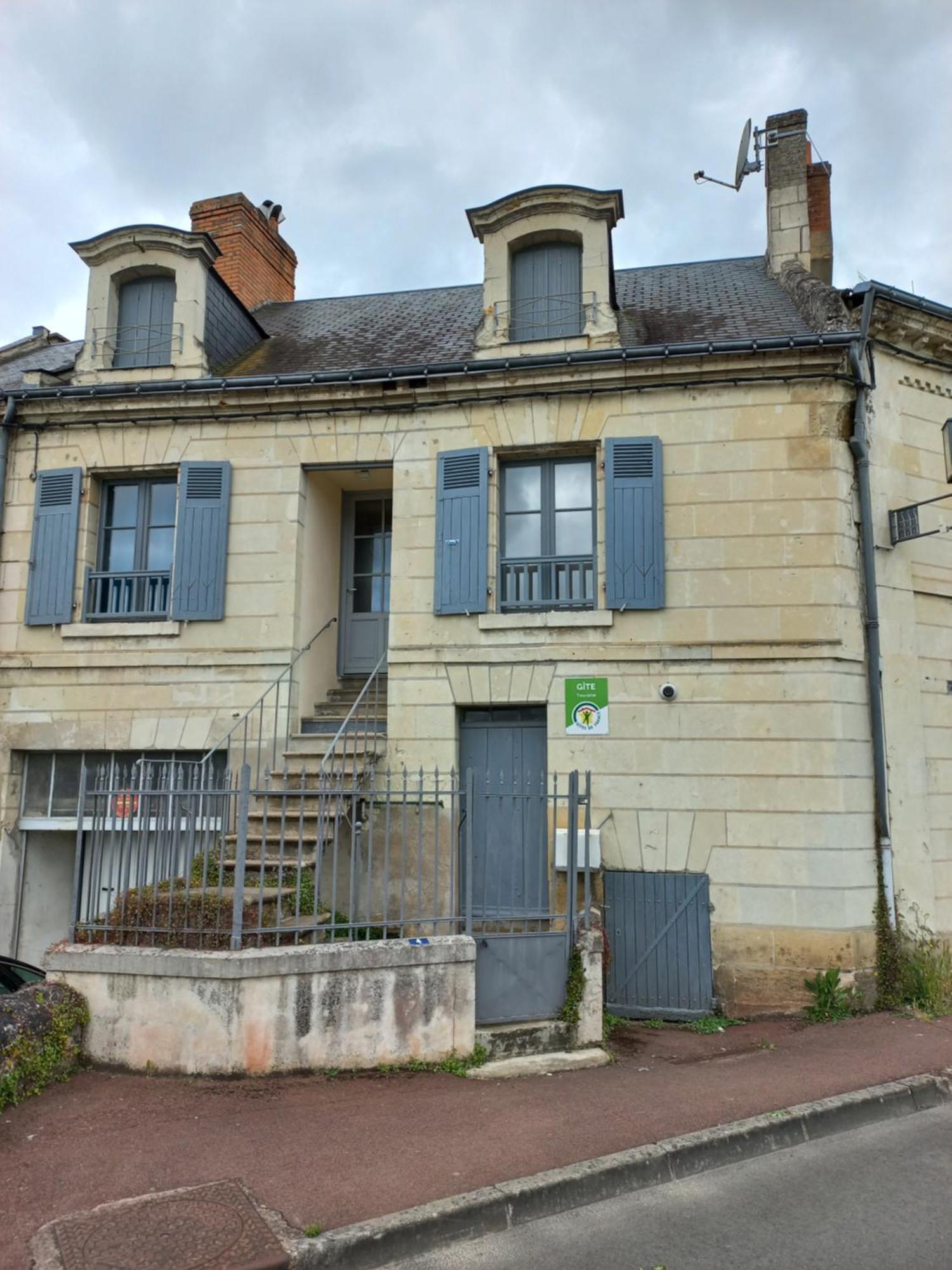 Agreable Maison De Ville Au Coeur De Шинон Экстерьер фото